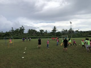 Passe à dix avec un ballon de rugby 